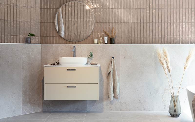 Hemse Grå 377911 Lilly Latte 377004 Bad Komod Liggande