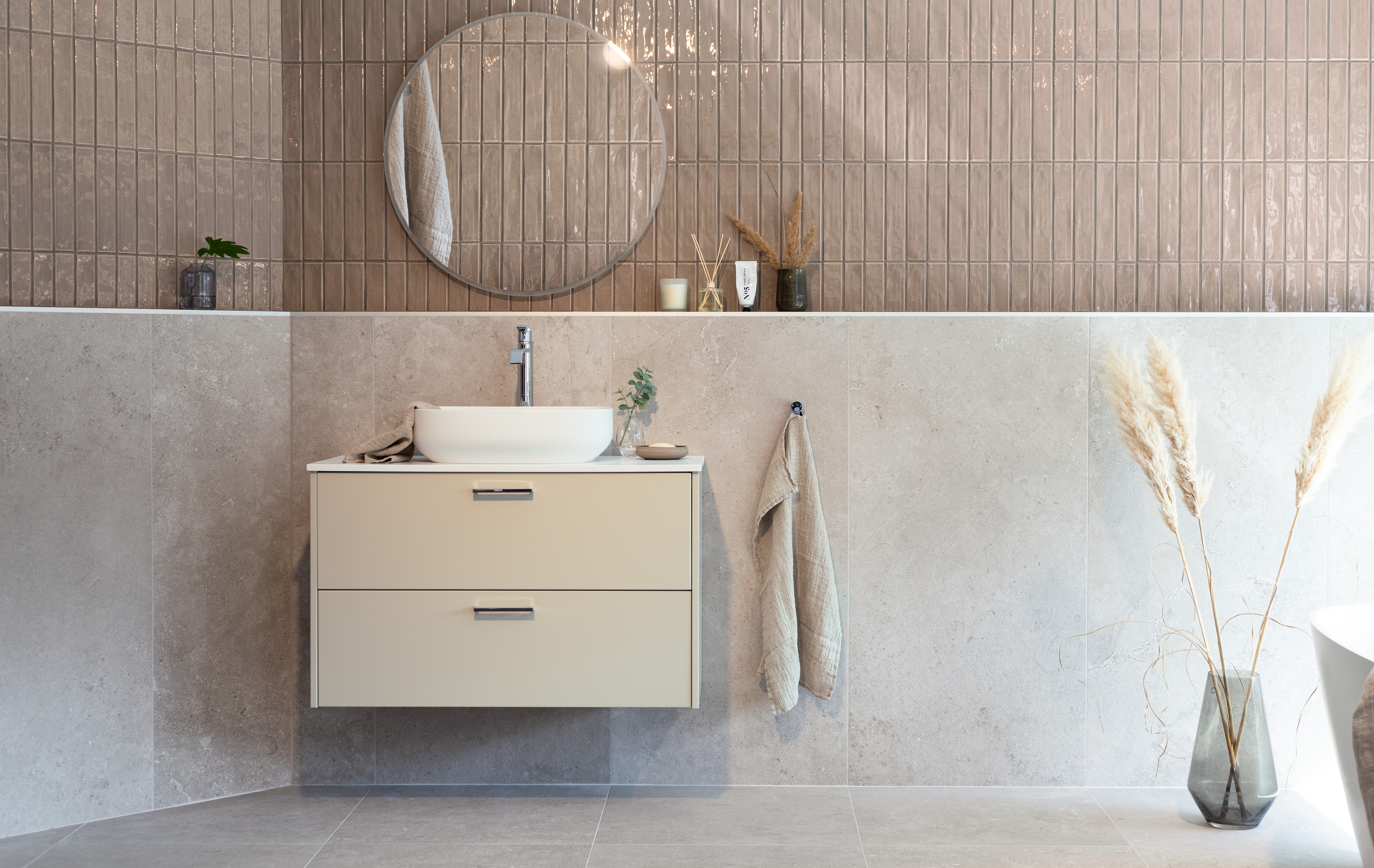 Hemse Grå 377911 Lilly Latte 377004 Bad Komod Liggande